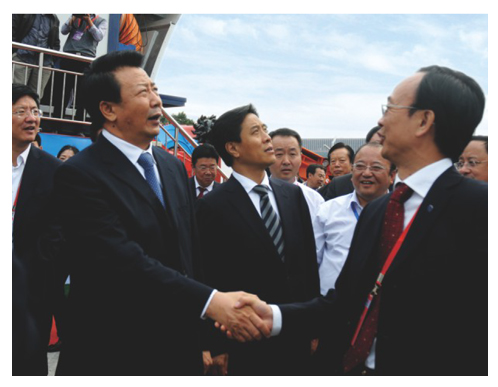 2012年9月时任山西省省长王君视察公司展位时同石华辉董事长亲切握手
